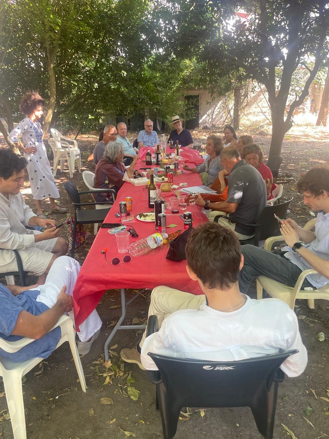 La mesa campera, con guitarras y mantel rojo