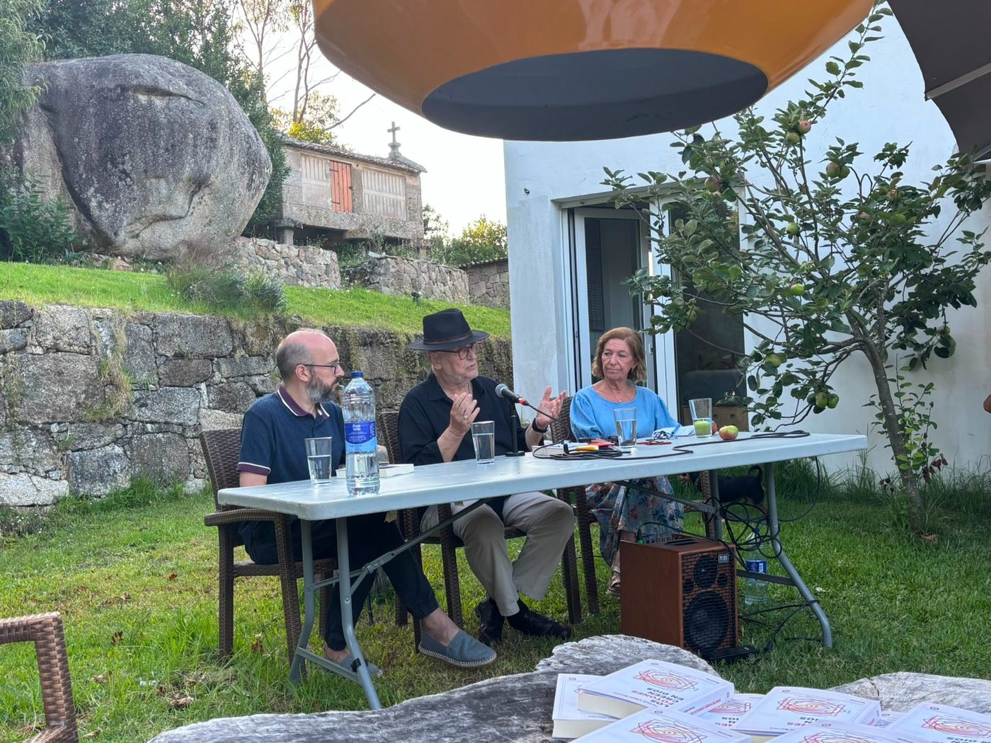 Francisco López Barrios, entre Álex Espiño Reboredo y Charo Fernández Cotta, durante la presentación