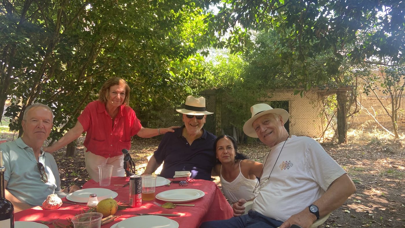 El autor, de sombrero, con amigos e invitados
