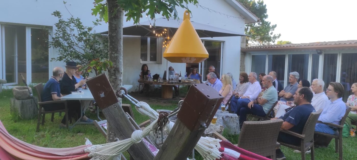 El público, en el jardín junto al mar